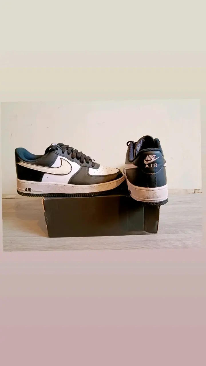 Zapatillas deportivas Nike Air blancas y negras - 2