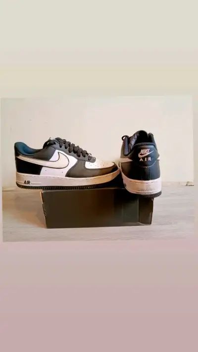 Zapatillas deportivas Nike Air blancas y negras - miniatura 2