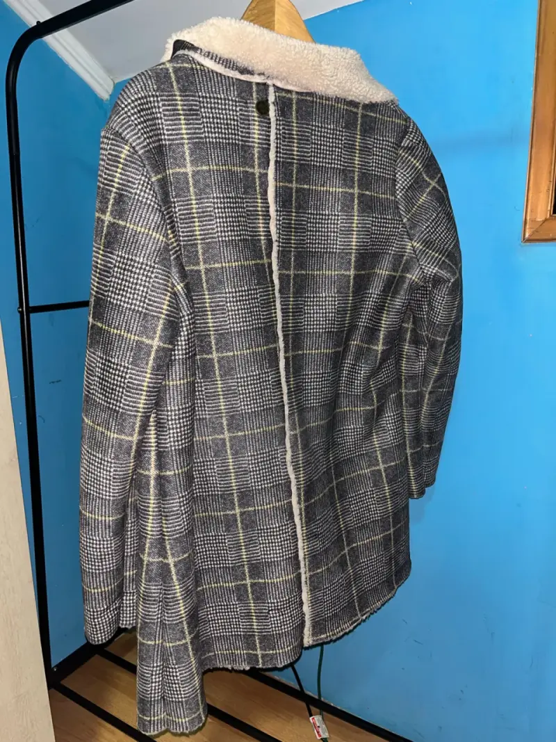 Abrigo de lana con diseño a cuadros y forro polar