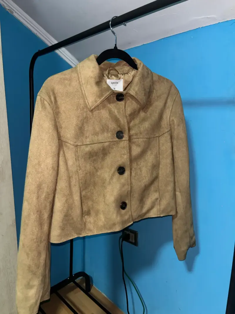 Chaqueta corta de gamuza beige Sybilla