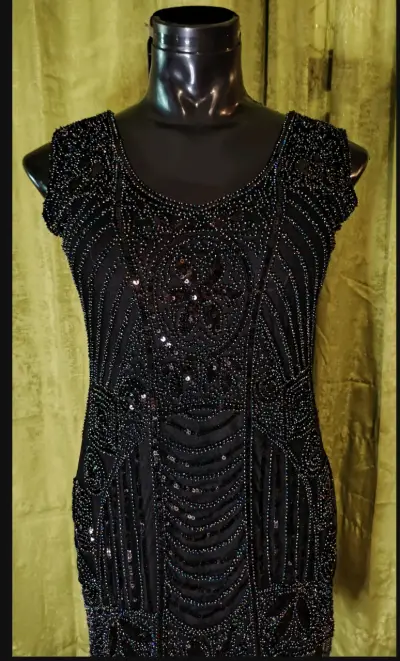 Vestido de fiesta negro con lentejuelas - miniatura 1