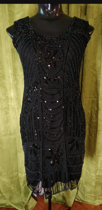 Vestido de fiesta negro con lentejuelas - miniatura 4