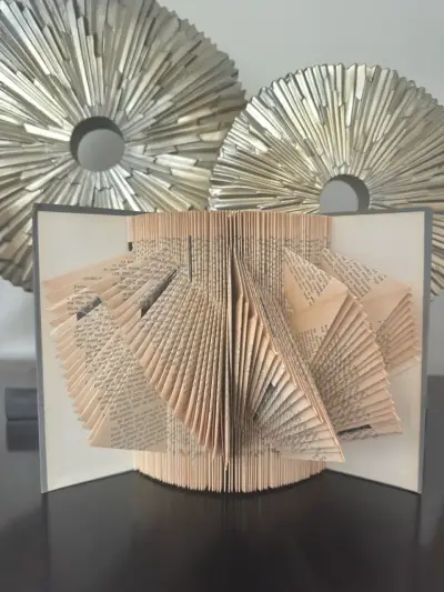 Escultura de libro plegado decorativo - miniatura 1