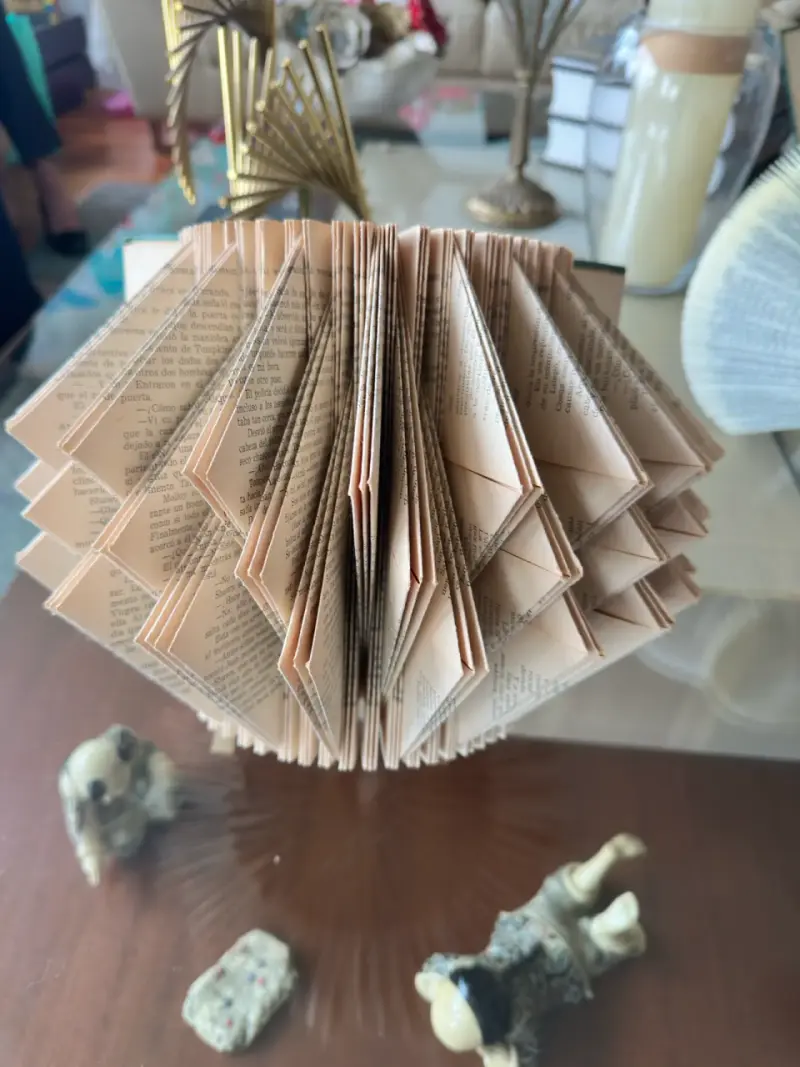 Escultura de libro plegado decorativo - 2