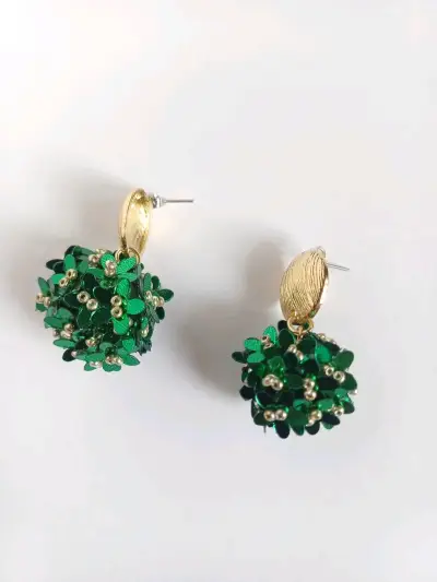 Aros colgantes dorados con flores verdes - miniatura 1