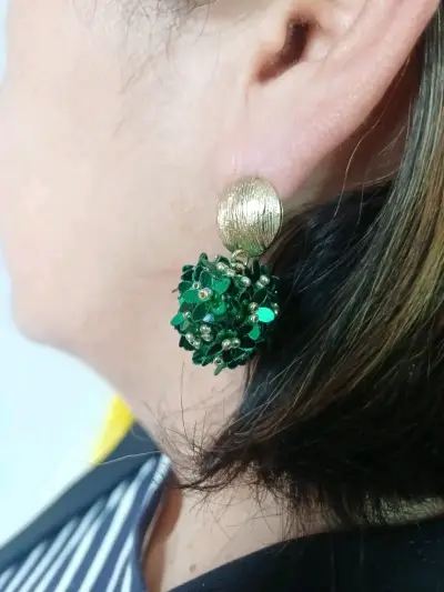 Aros colgantes dorados con flores verdes - miniatura 2