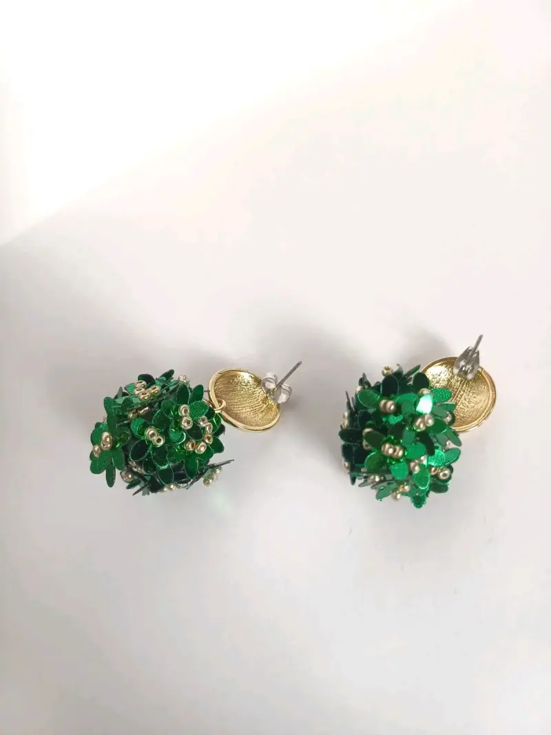 Aros colgantes dorados con flores verdes - 4