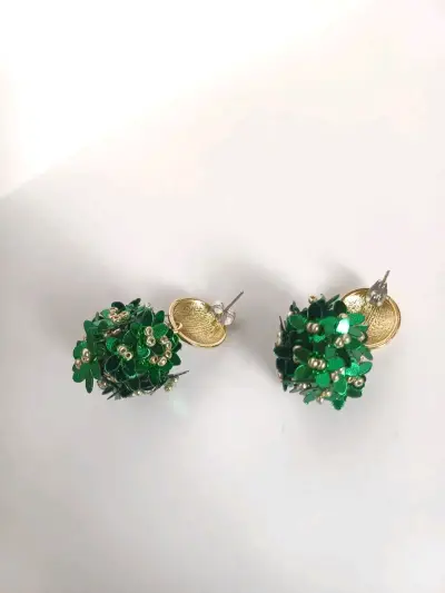 Aros colgantes dorados con flores verdes - miniatura 4