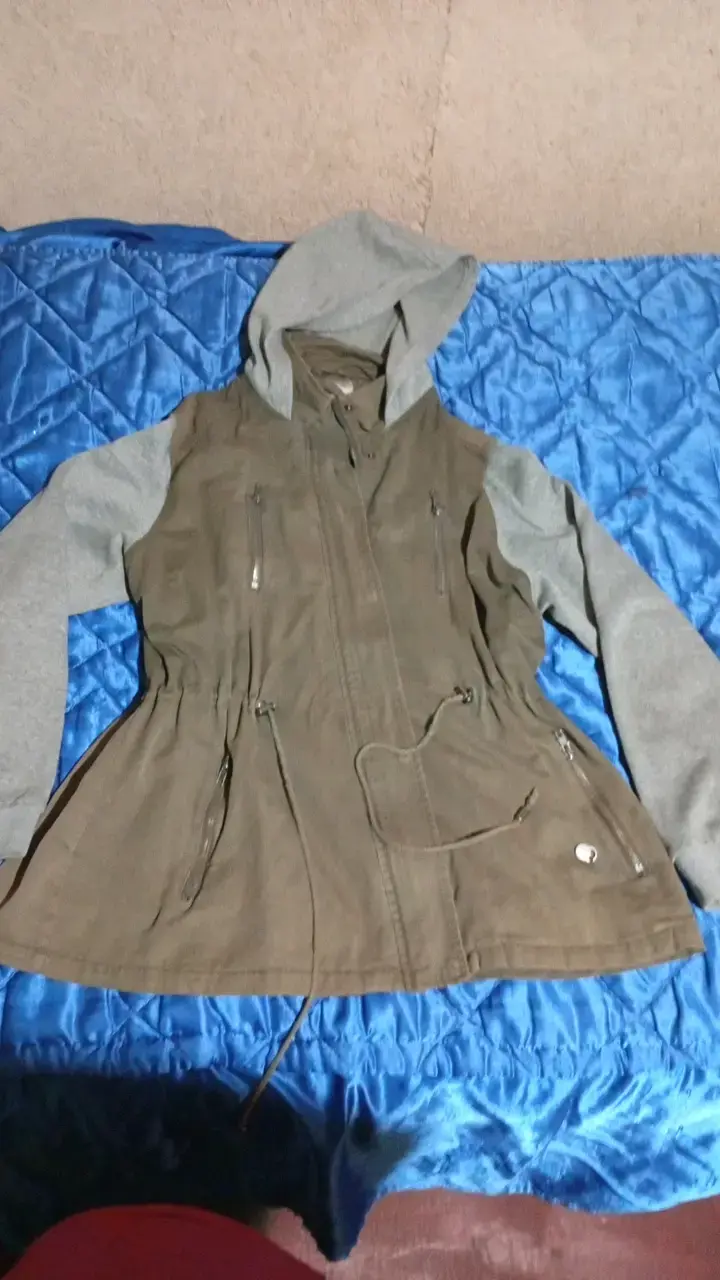 Chaqueta con capucha verde y gris para mujer