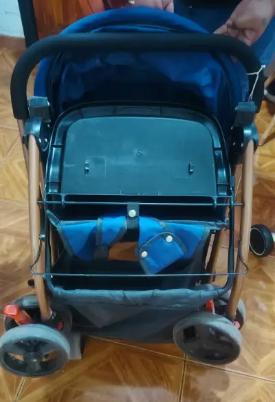 Coche de bebé plegable azul con estructura robusta - miniatura 1