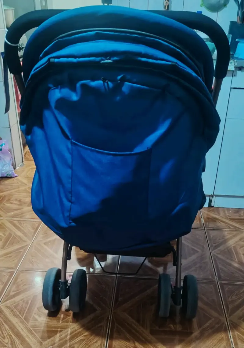 Coche de bebé plegable azul con estructura robusta - 2