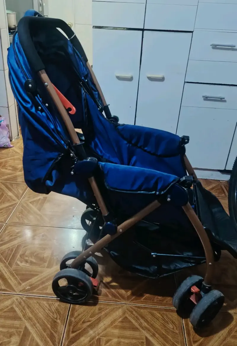 Coche de bebé plegable azul con estructura robusta - 3