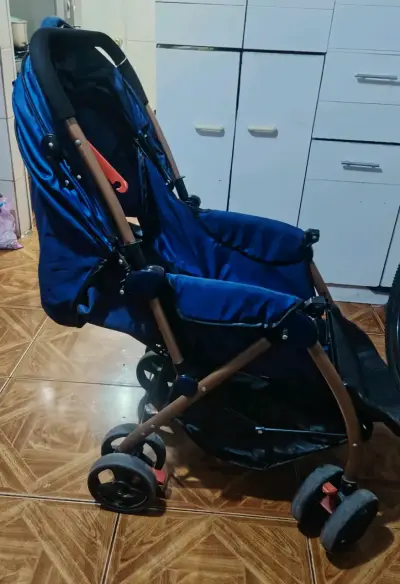 Coche de bebé plegable azul con estructura robusta - miniatura 3