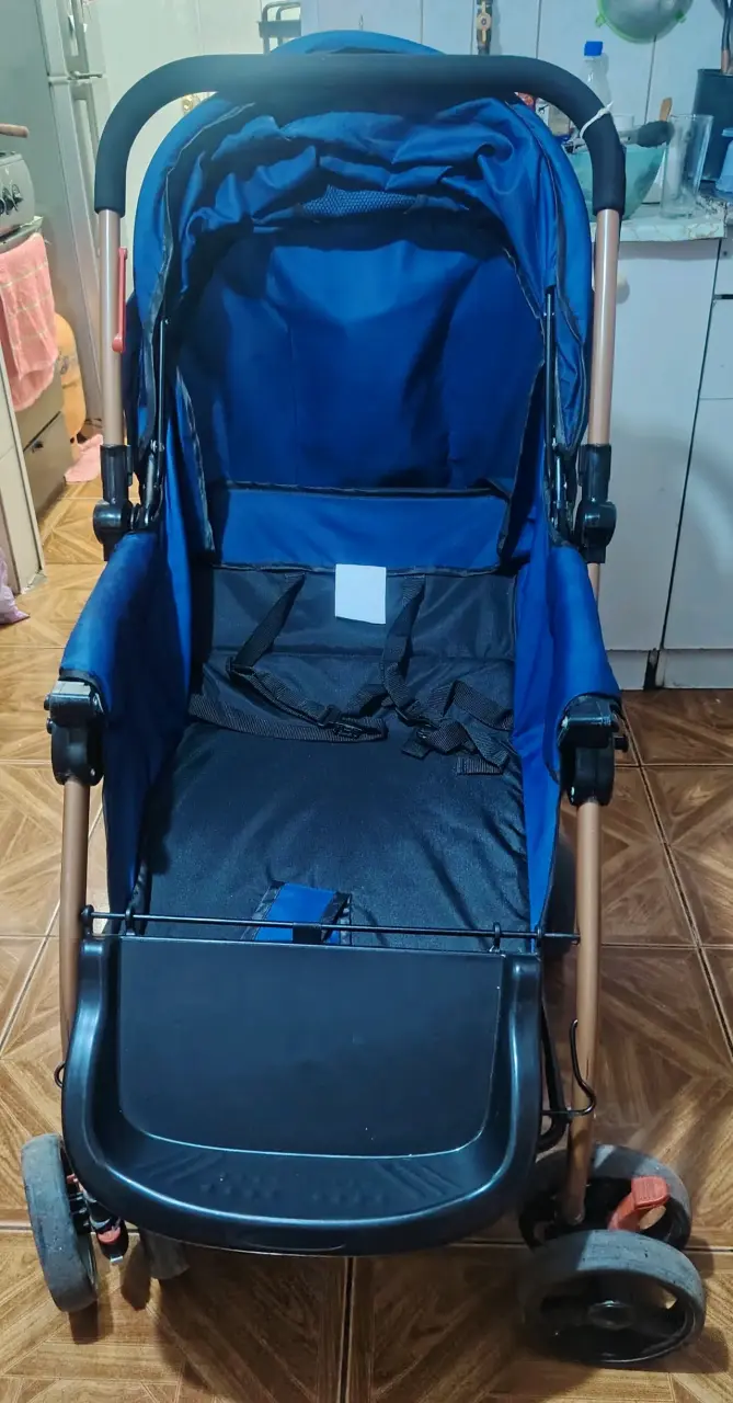 Coche de bebé plegable azul con estructura robusta - 4