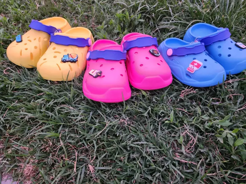 Sandalias tipo Crocs para niños - 2