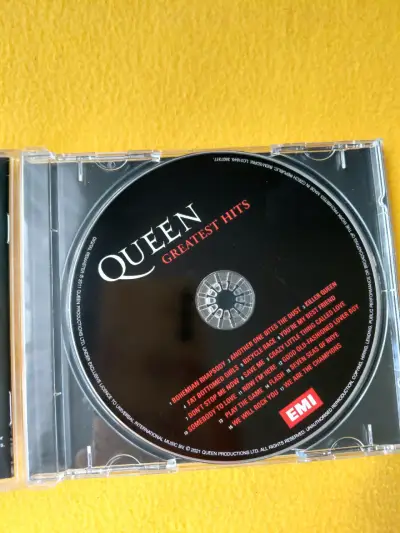 CD Queen Greatest Hits en buen estado - miniatura 2