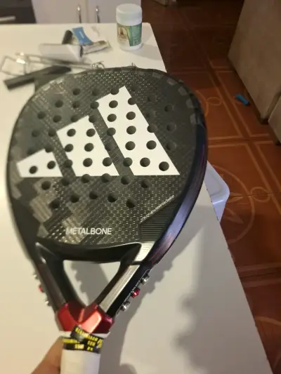 Pala de pádel Adidas Metalbone en buen estado - miniatura 1