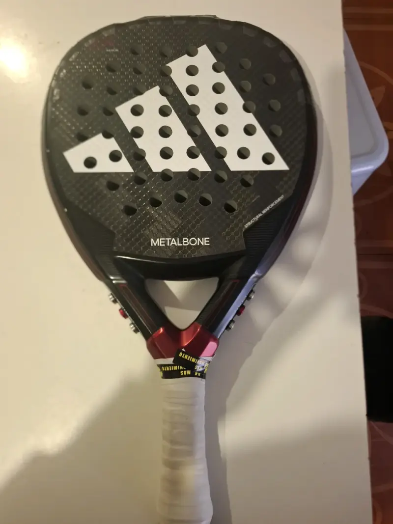 Pala de pádel Adidas Metalbone en buen estado - 3
