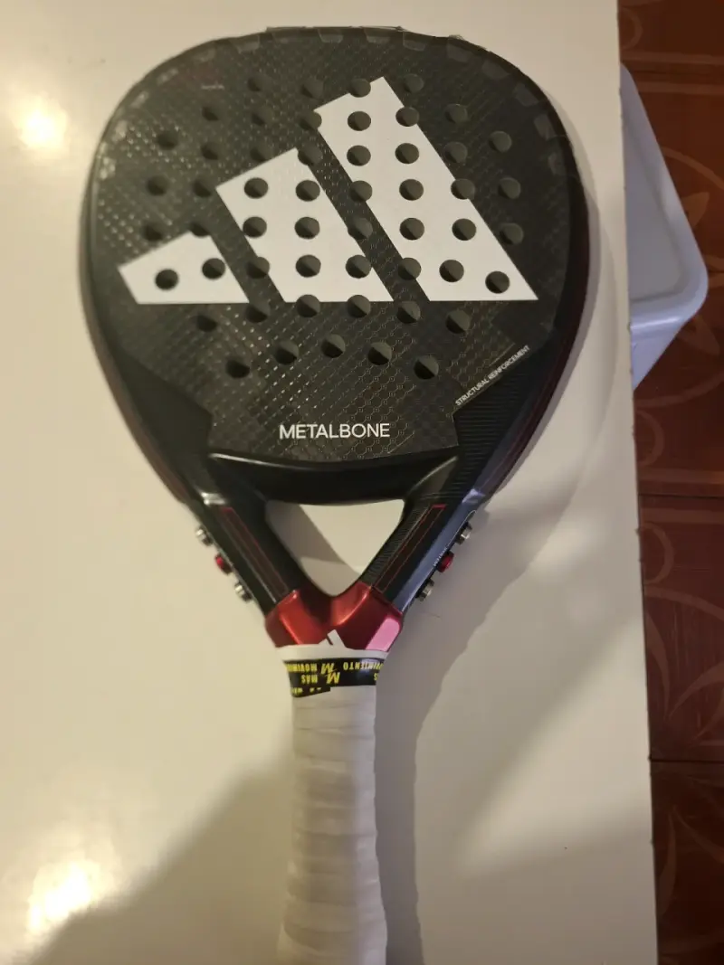 Pala de pádel Adidas Metalbone en buen estado - 4