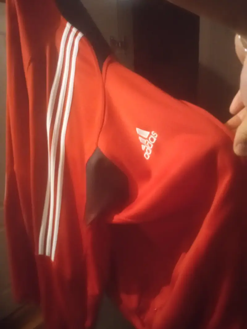 Poleron vintage roja Adidas con franjas blancas - 1