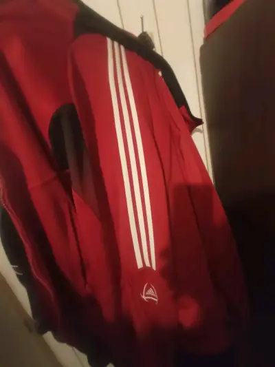 Poleron vintage roja Adidas con franjas blancas - miniatura 2