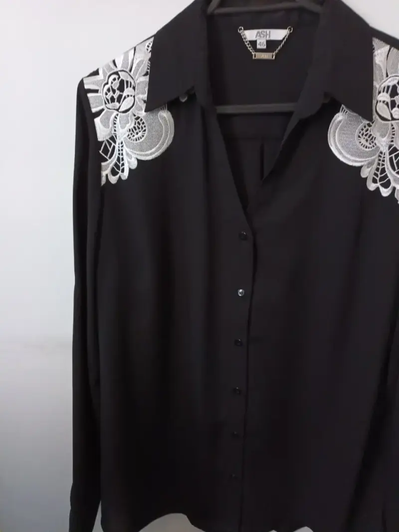 Blusa negra con encaje en los hombros talla 46 - 2
