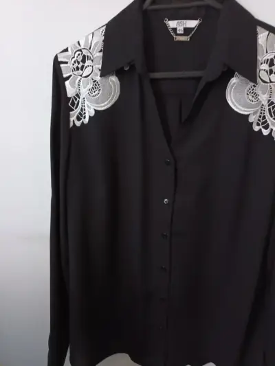 Blusa negra con encaje en los hombros talla 46 - miniatura 2