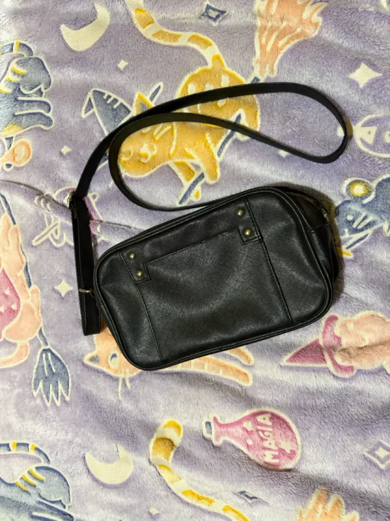 Cartera bandolera negra de cuero sintético - 1