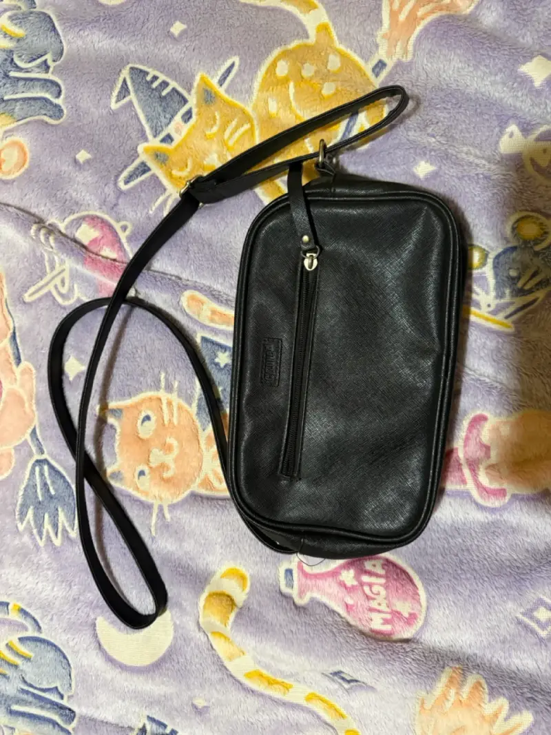 Cartera bandolera negra de cuero sintético - 2
