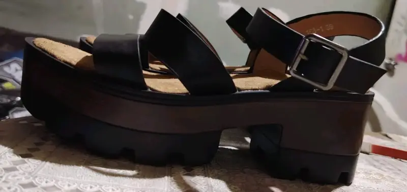 Sandalias negras de plataforma con hebilla - 1