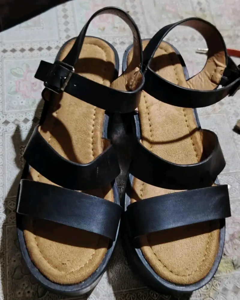 Sandalias negras de plataforma con hebilla - 2