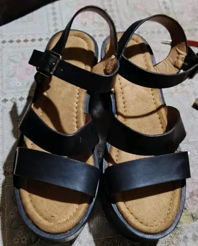 Sandalias negras de plataforma con hebilla - miniatura 2