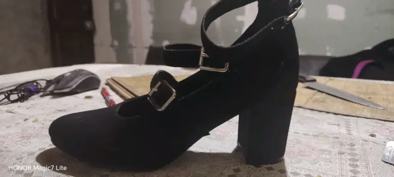 Zapatos de tacón negro con hebillas - 1