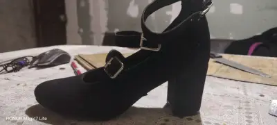 Zapatos de tacón negro con hebillas - miniatura 1