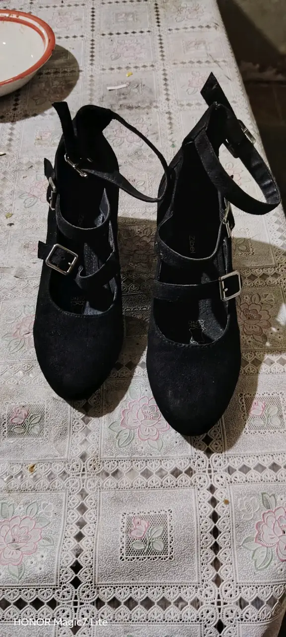 Zapatos de tacón negro con hebillas - 2