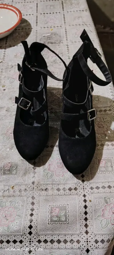 Zapatos de tacón negro con hebillas - miniatura 2