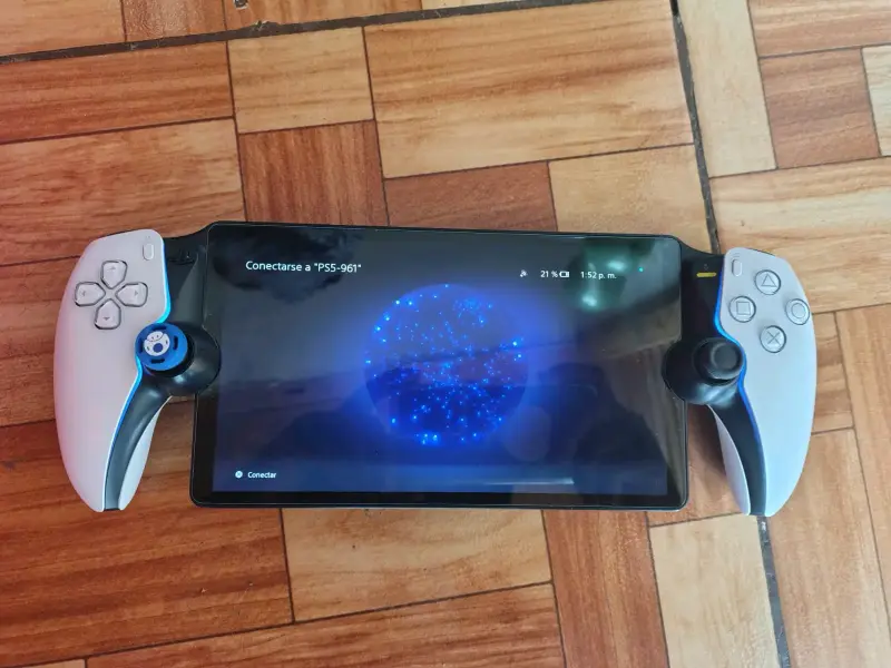 Consola portátil con mandos integrados y estuche - 6