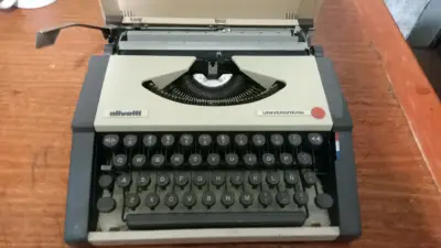 Máquina de escribir Olivetti Universitaria vintage - miniatura 1