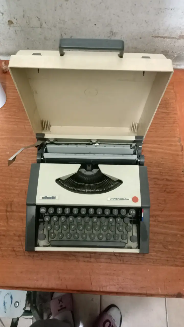 Máquina de escribir Olivetti Universitaria vintage - 2