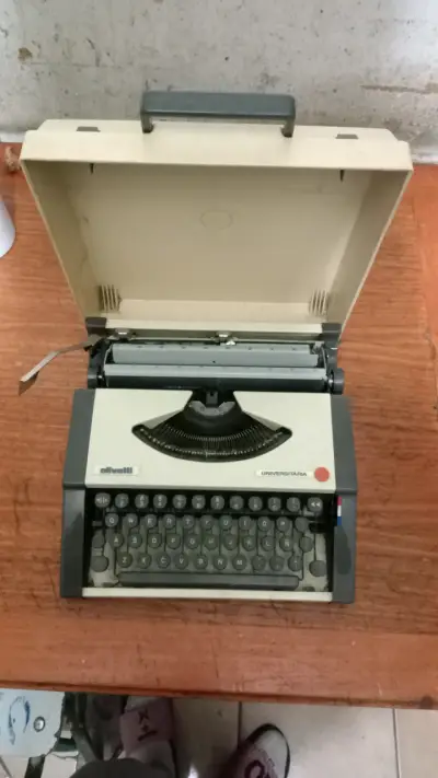 Máquina de escribir Olivetti Universitaria vintage - miniatura 2