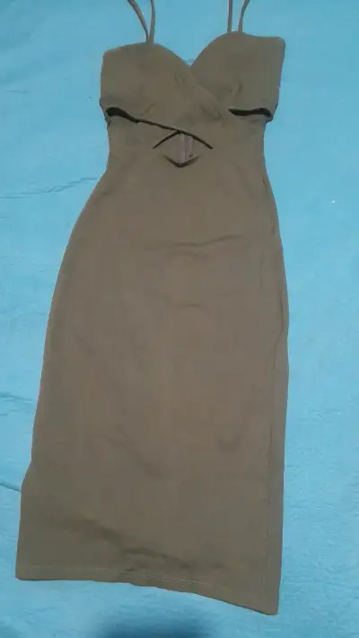 Vestido ajustado verde oliva con tirantes - miniatura 1