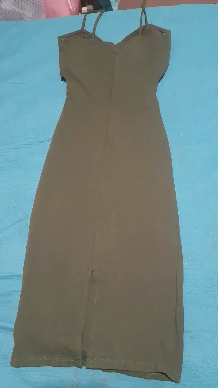 Vestido ajustado verde oliva con tirantes - 2