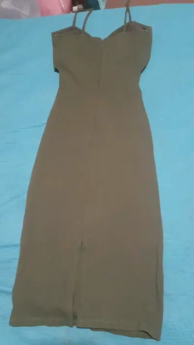 Vestido ajustado verde oliva con tirantes - miniatura 2