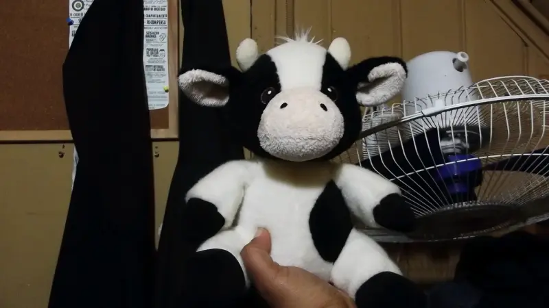 Peluche de vaca blanco y negro suave