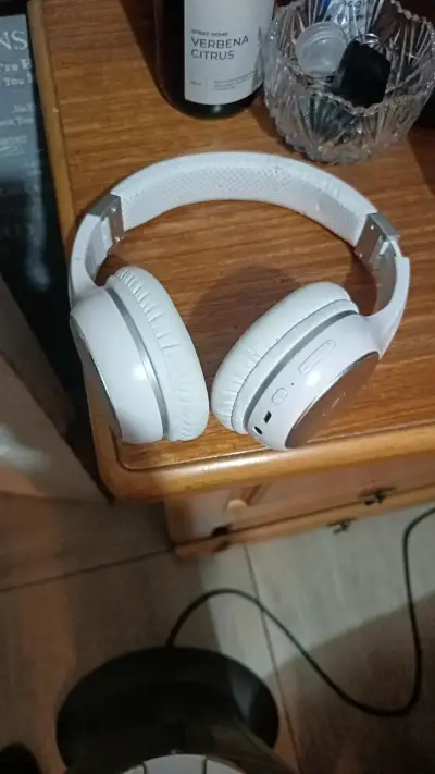 Auriculares inalámbricos blancos con control de volumen - miniatura 1