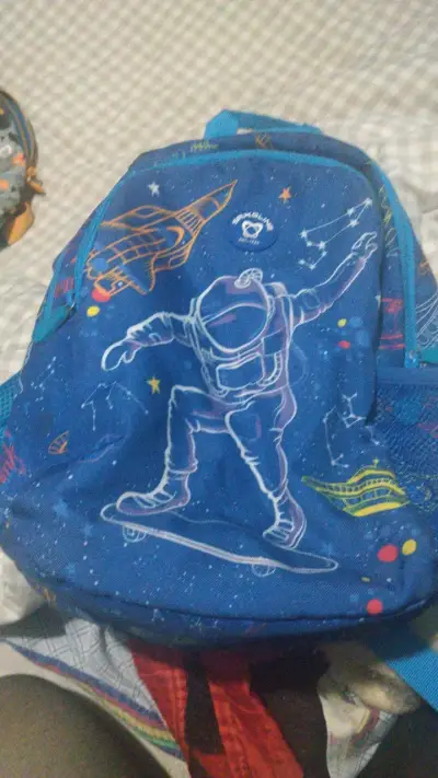 Mochila escolar azul con diseño de astronauta - miniatura 1