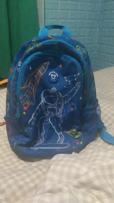 Mochila escolar azul con diseño de astronauta - miniatura 2