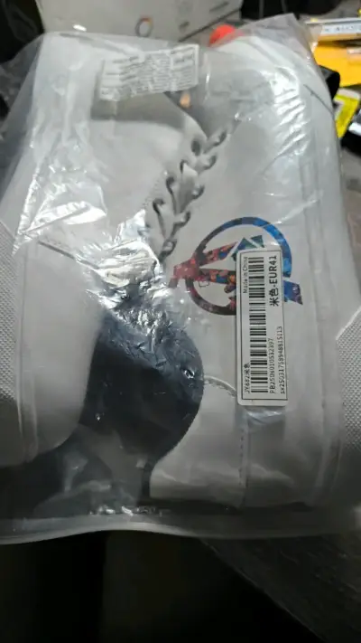Zapatillas blancas con diseño Avengers - miniatura 1