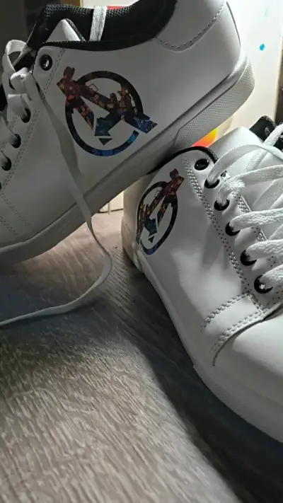 Zapatillas blancas con diseño Avengers - miniatura 2