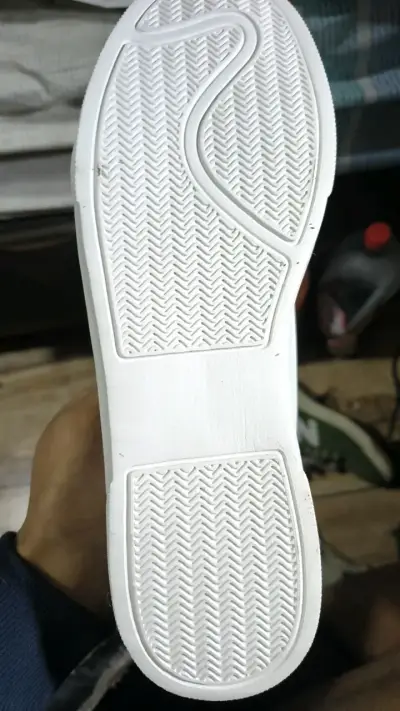 Zapatillas blancas con diseño Avengers - miniatura 3